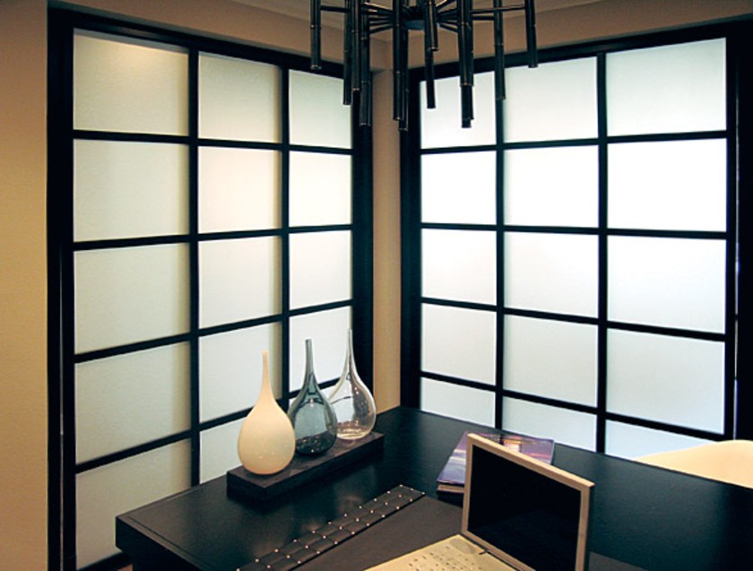Угловая перегородка в японском стиле с матовым стеклом Витебск