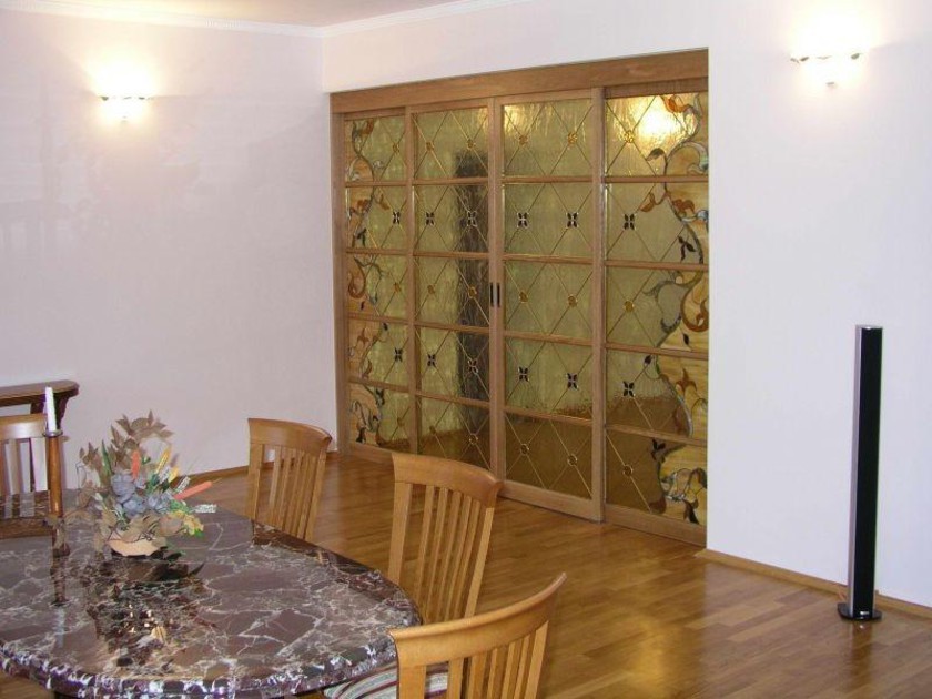 Перегородка для гостиной с цветным стеклом и декоративными вставками Витебск